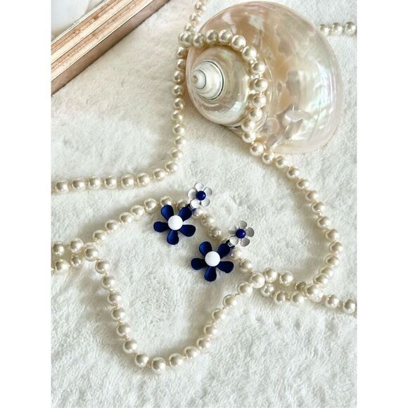 Navy blue and bright white double Daisy dangle earrings ￼ - Picture 7 of 9